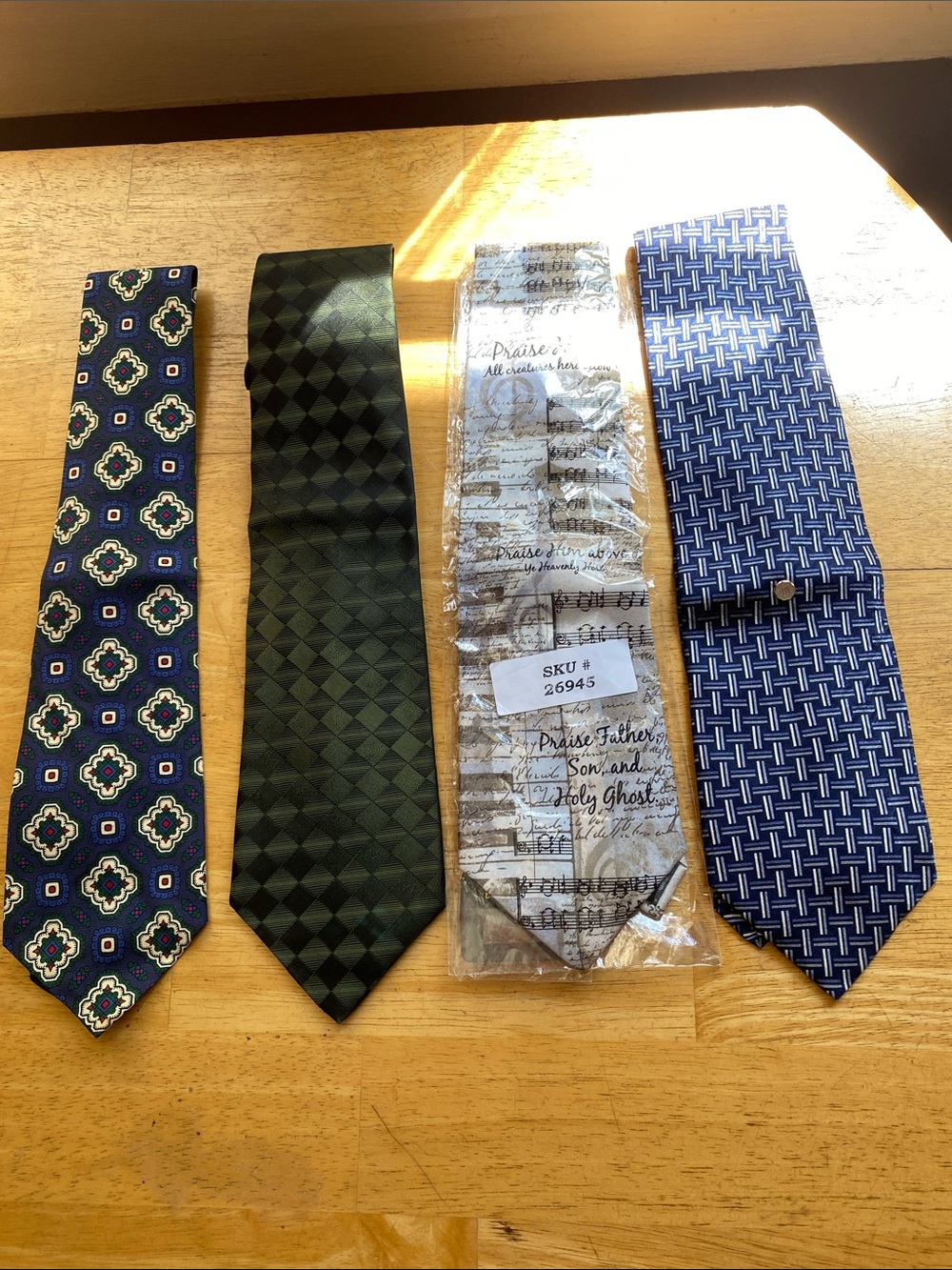 ! 4 Set tie different brands good condition